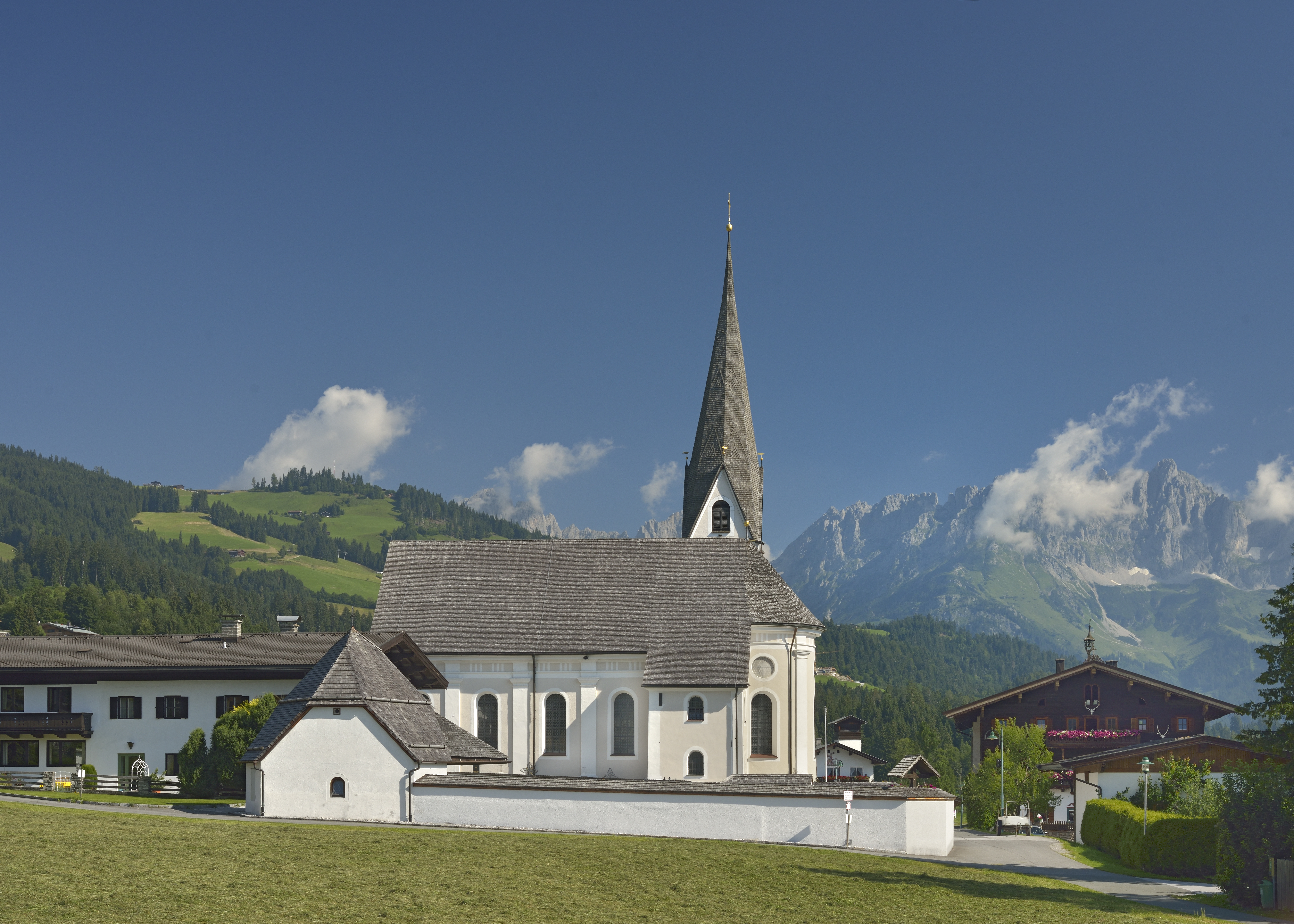 Pfarrkirche St. Ägidius und St. Silvester / Verlag St. Peter, Mag. Reinhard Weidl Ansicht von Süden, im Vordergrund die Aussegnungshalle
