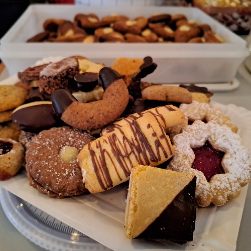 Kekse der fleißigen Spenderinnen verpacken