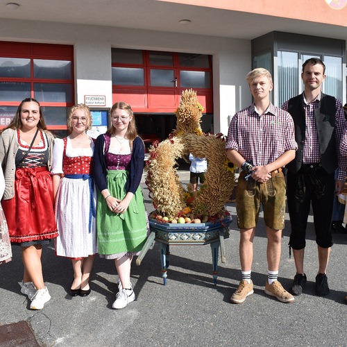 Landjugend mit der Erntedankkrone