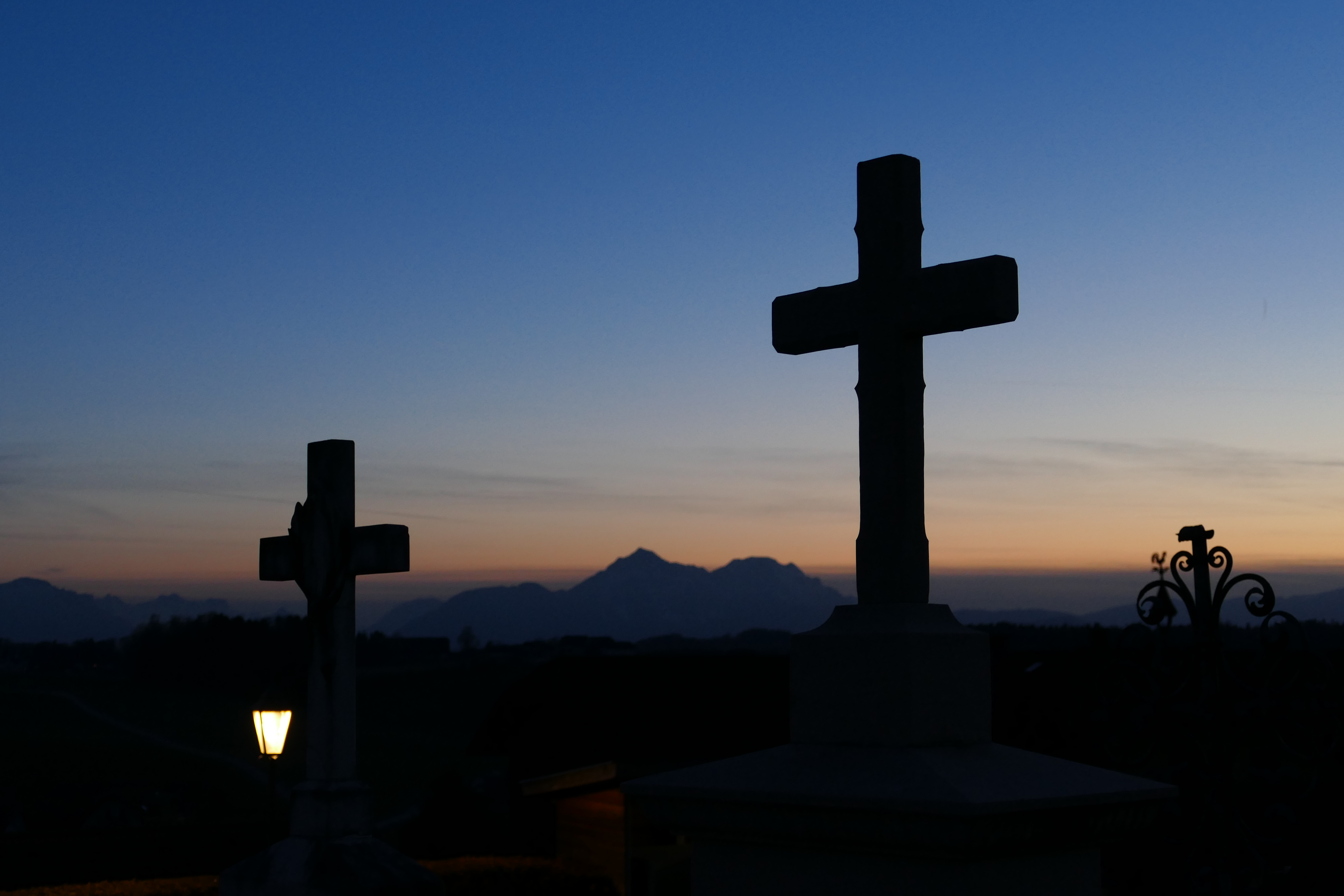 Friedhofskreuze im Abendlicht