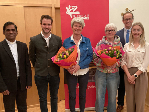 Katholisches Bildungswerk Salzburg Im Bild (v.l.n.r.): Pfarrer Ananda Gopu, Vizebürgermeister Stefan Höllwerth, Ingeborg Eder-Donauer, Mag. Edith Nindl, MMag. Dr. Andreas G. Weiß, Elisabeth Wagner MA