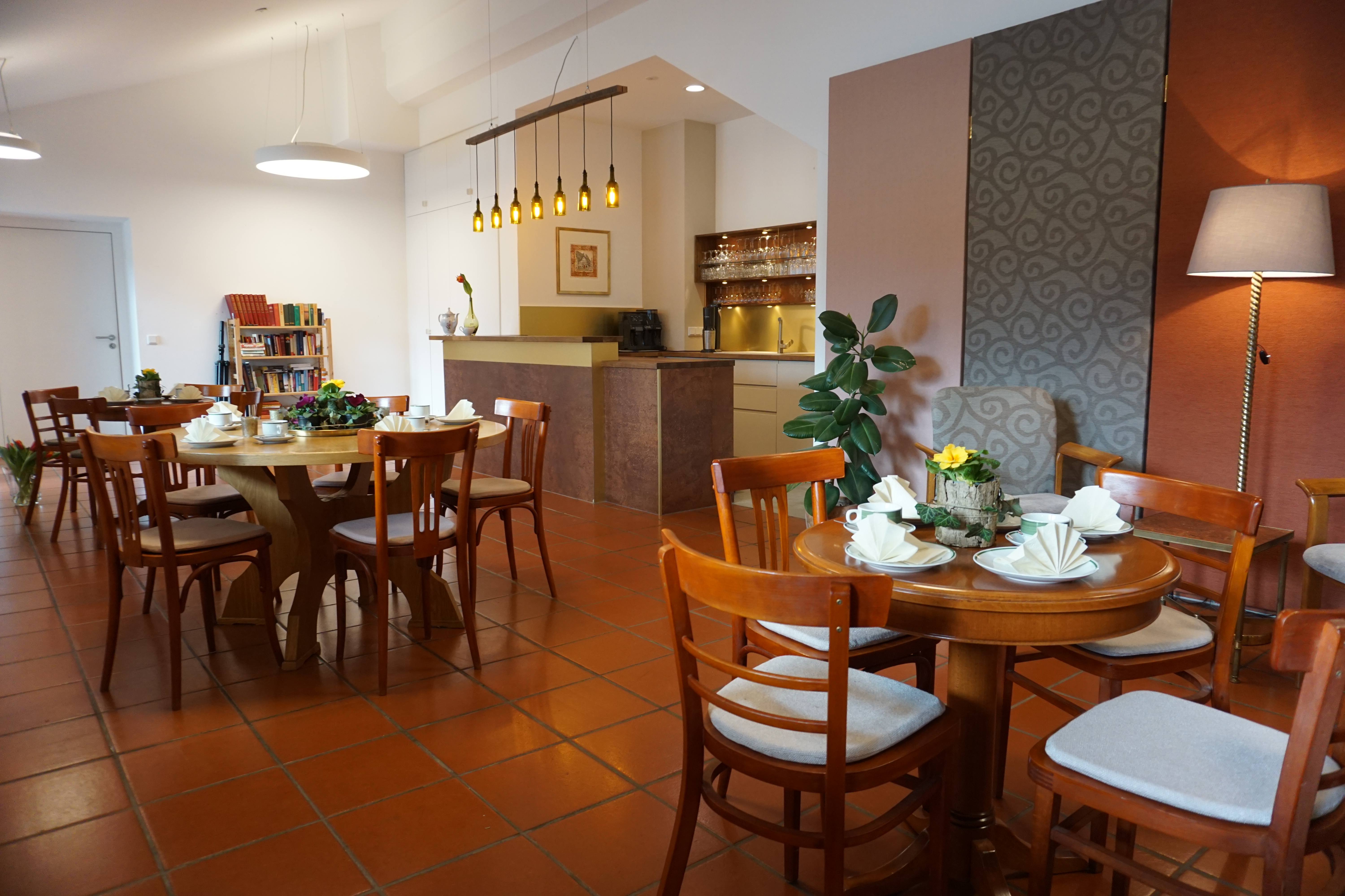 Gedeckte Tische im Pfarrzentrum Neualm