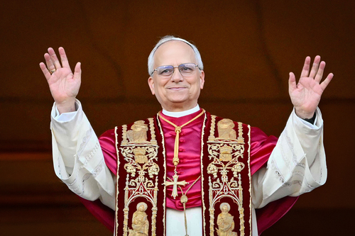 Download von www.picturedesk.com am 09.05.2025 (09:28). Newly elected Pope Leo XIV, Robert Prevost arrives on the main central loggia balcony of the St Peter's Basilica for the first time, after the cardinals ended the conclave, in The Vatican, on M