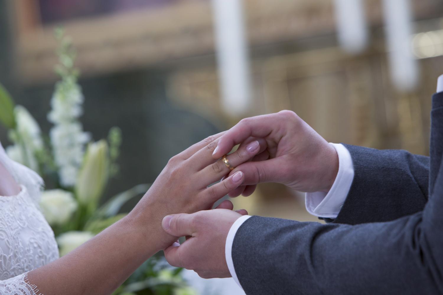 Anstecken der Ringe / Bistum Mainz. In: Pfarrbriefservice.de