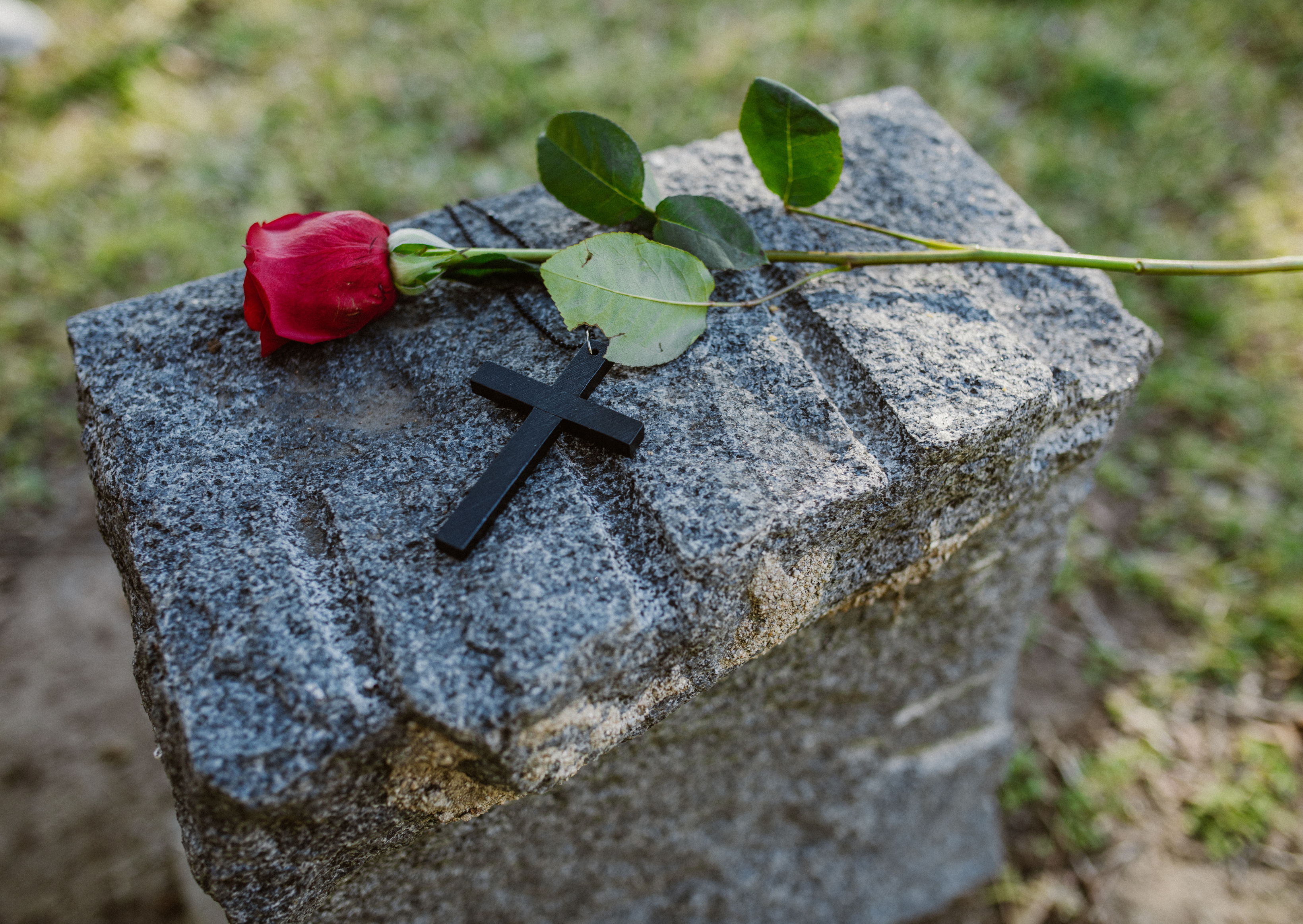 Begräbnis / Pfarre Hallein Stein mit Rose