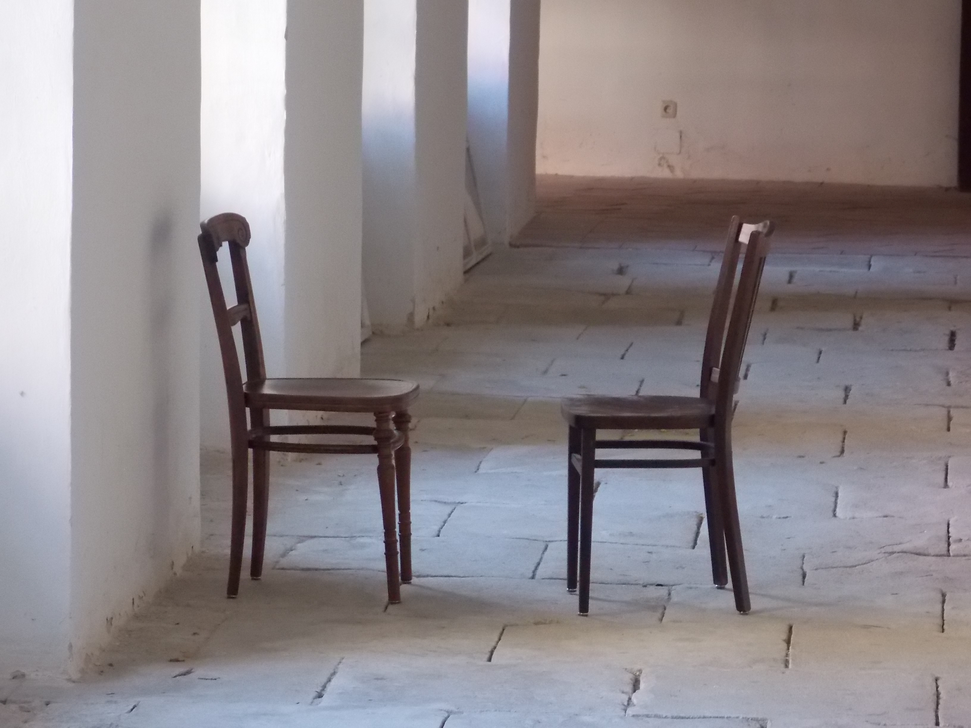 Zwei gegenüberstehende Sessel, als Symbol für ein Gespräch