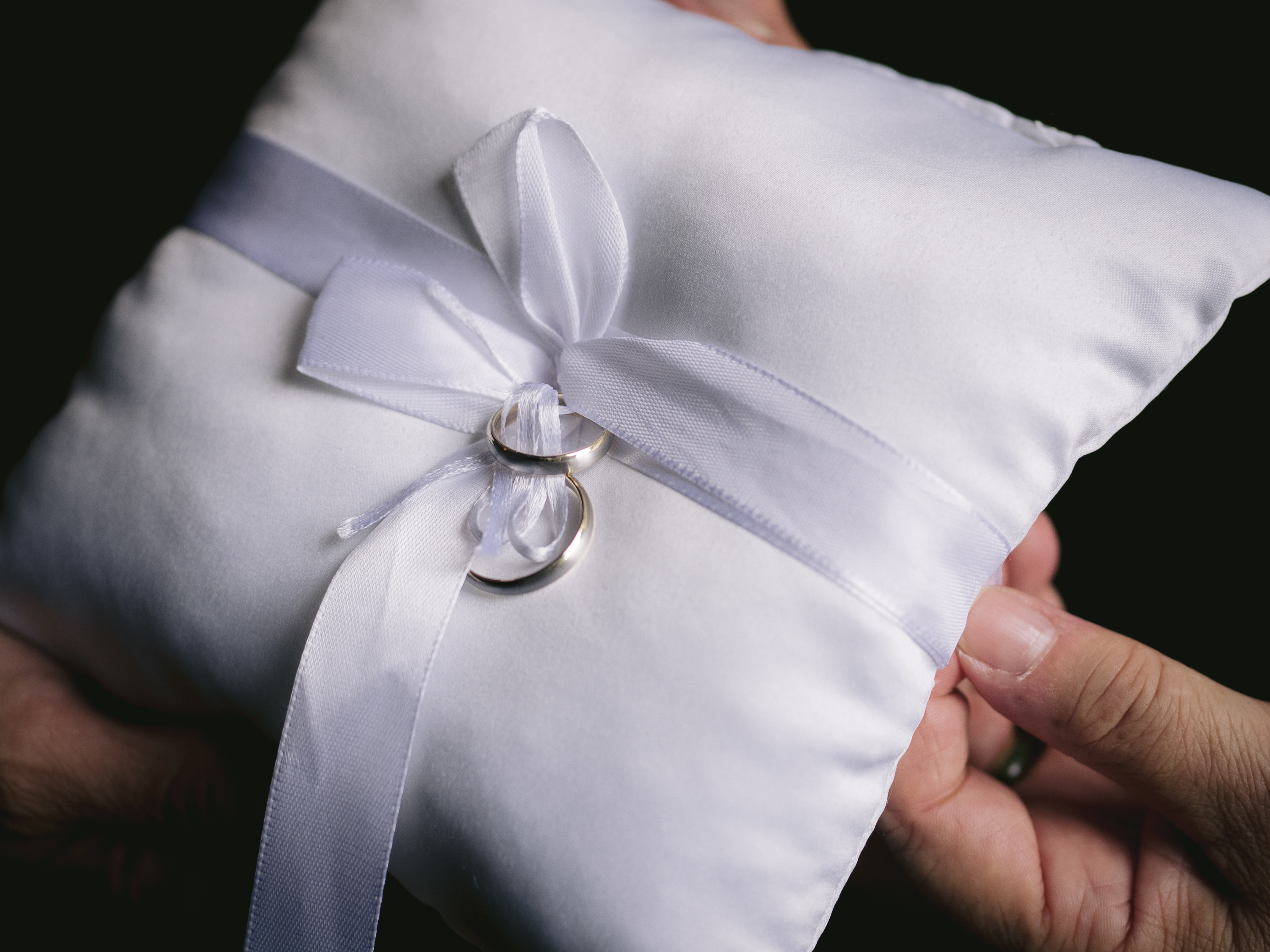 Hochzeit und Ehe / Christian Mari www.christianmari.at, Christian Mari In der katholischen Kirche ist die Ehe ein Sakrament, also ein Zeichen, dass sich die Eheleute gegenseitig spenden. Im Sakrament der Ehe wird gefeiert, dass Gottes Treue in der Liebe zweier Menschen sichtbar wird. Gott schenkt im Sakrament den Eheleu